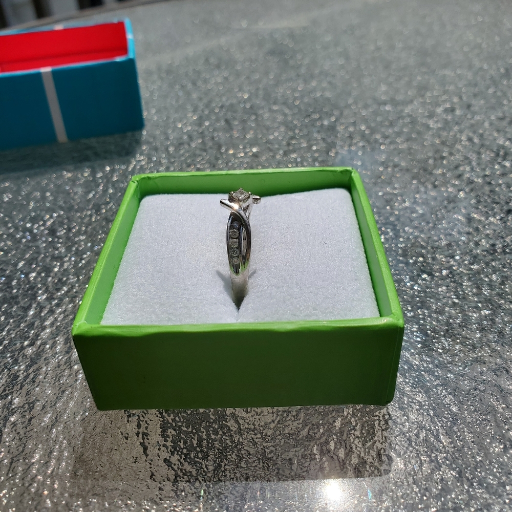 Ring - Size 7 - Picture 3 of 6